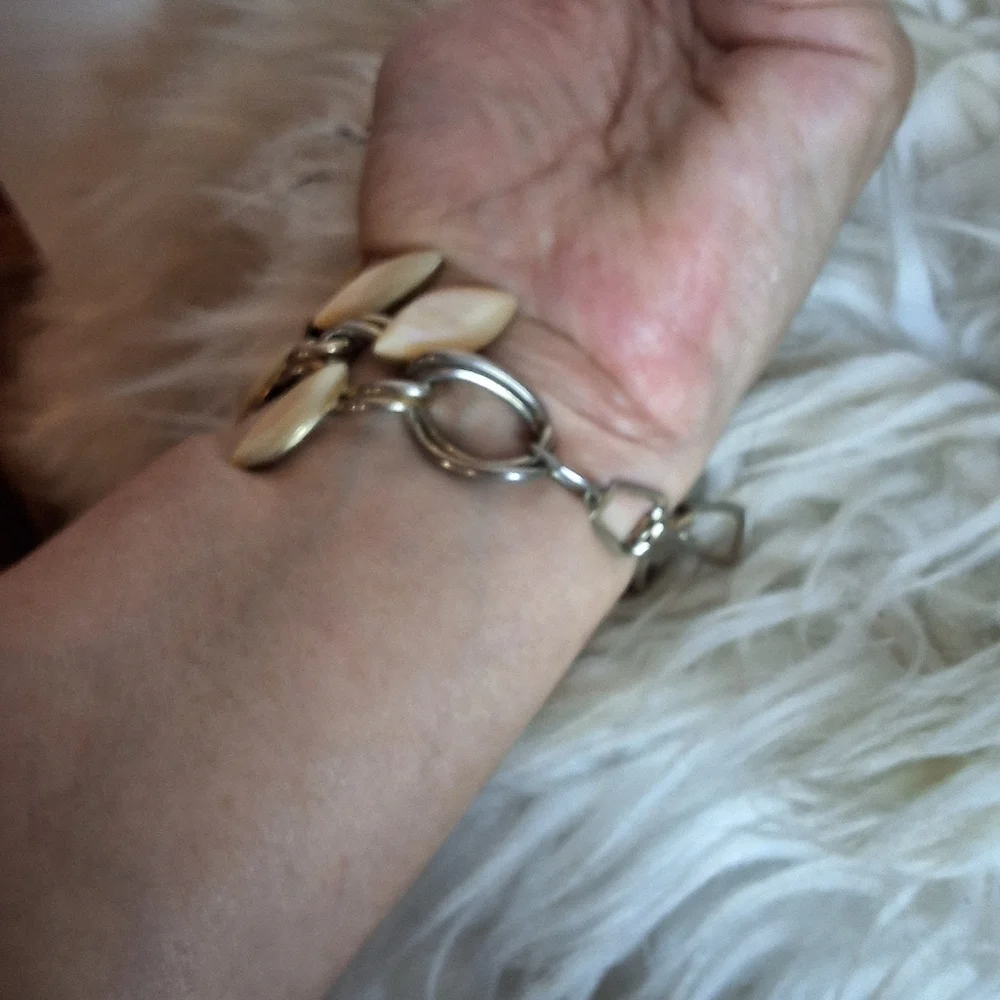 Vintage  Goldtone Mother of pearl  Leaf Chsin Bracele5